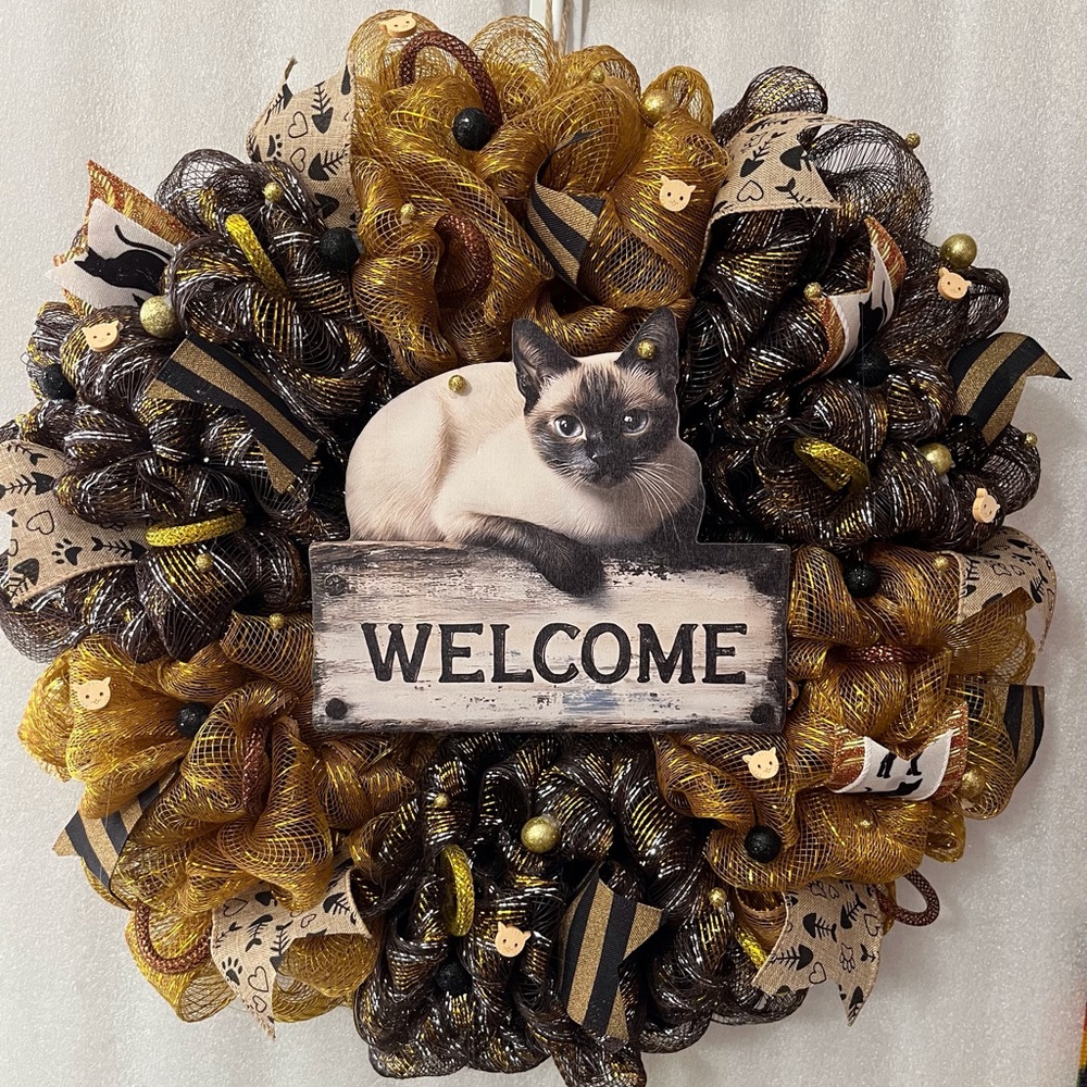 Welcome Cat Decorative Wreath in Gold & Black